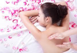 Layanan Massage SPA & Pijat Panggilan di Kota Semarang City Central Java (Putri-Spa). Putri Spa adalah layanan pijat panggilan yang beroperasi selama 24 jam, menawarkan kenyamanan dan kemudahan bagi mereka yang mencari relaksasi dan perawatan tubuh di tempat dan waktu pilihan mereka. Dengan tim terapis yang profesional dan berpengalaman, Putri Spa menyediakan