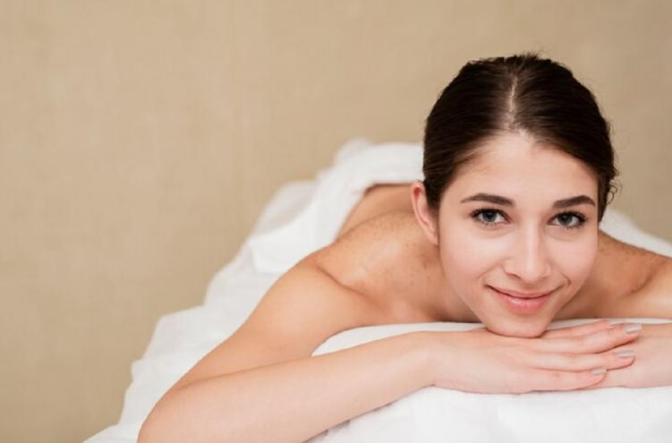 SPA Panggilan Batam Kota Batam Kepulauan Riau (Putri SPA). Setiap orang membutuhkan waktu untuk beristirahat dari rutinitas yang padat, termasuk Anda yang tinggal atau sedang berada di Batam. Putri Spa hadir untuk memberikan kenyamanan dan relaksasi tanpa harus keluar rumah. Dengan layanan pijat profesional yang bisa dipesan kapan